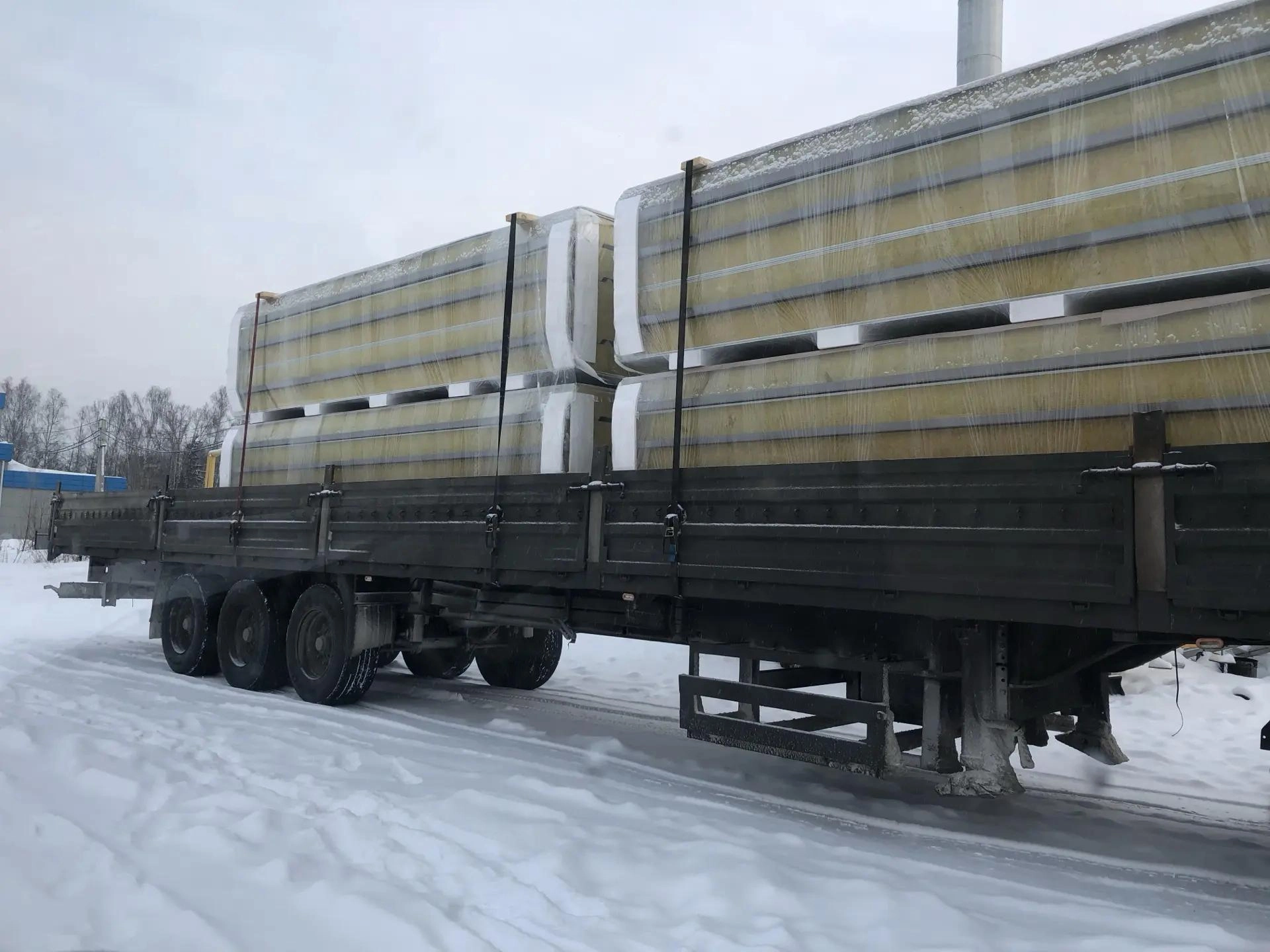 Панели закреплены на бортовом полуприцепе
