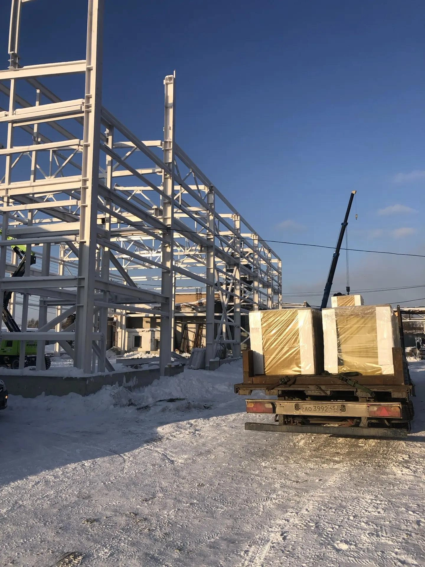 Монтаж каркаса здания и доставка панелей краном