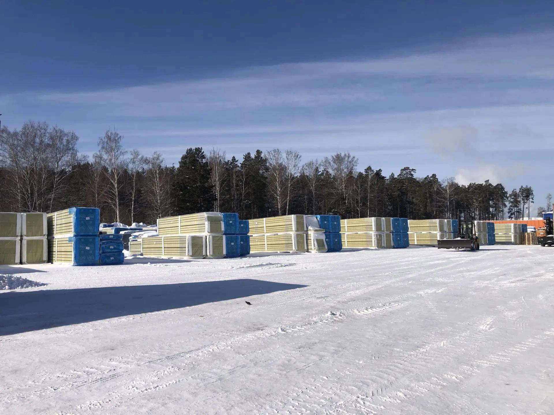 Ряды упакованных панелей на территории завода